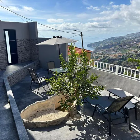 Ninho's Sea View By Sam Daire *